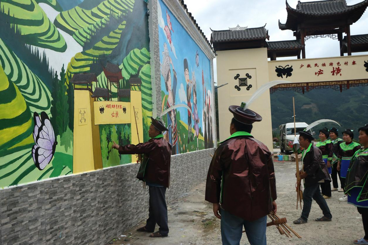 广西环江:彩绘民族文化墙 共筑民族团结情_fororder_图片2