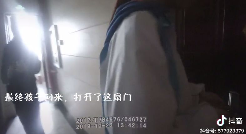 人民日报■外卖小哥给17岁女孩送餐时感觉不对劲，立即报警！网友