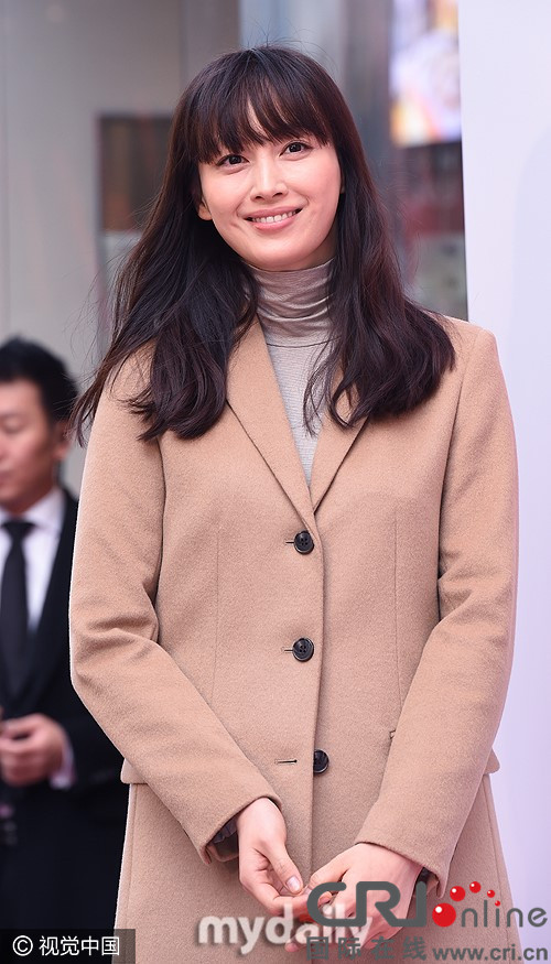 元斌老婆李娜英装扮素雅参加活动 嘟嘴吐舌卖萌