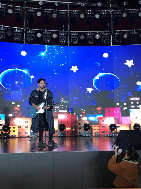 Gladi bersih Petra Sihombing bersama dengan penyanyi-penyanyi ASEAN lainnya untuk persiapan konser malam ini （8/12）