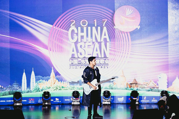 Gladi bersih Petra Sihombing bersama dengan penyanyi-penyanyi ASEAN lainnya untuk persiapan konser malam ini （8/12）