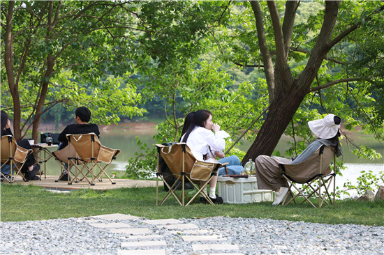 信阳市浉河区:“青”注活力 “城”就未来_fororder_年轻人纷纷打卡“见山咖啡”.JPG