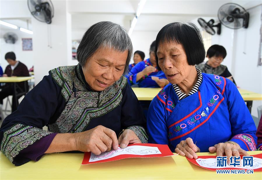 广西罗城：学刺绣 促致富