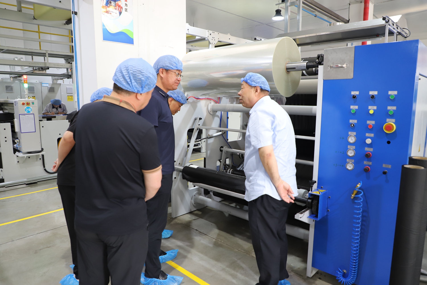 保定市满城区:对接企业需求 护航高质量发展_fororder_审批局负责同志与宏腾科技相关人员沟通交流 摄影 孙亚菲