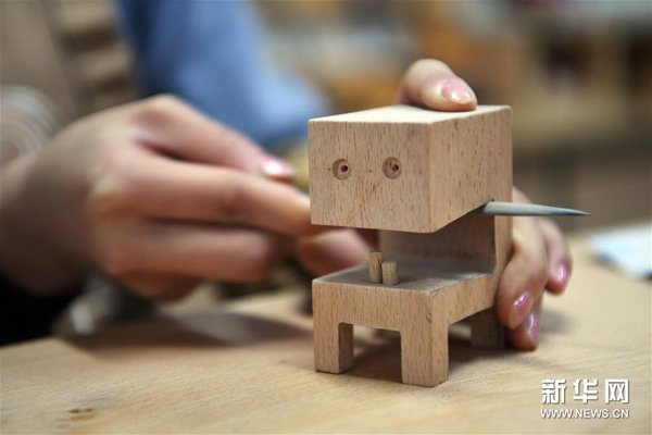 Seorang Gadis Berwirausaha Menjadi Tukang Kayu