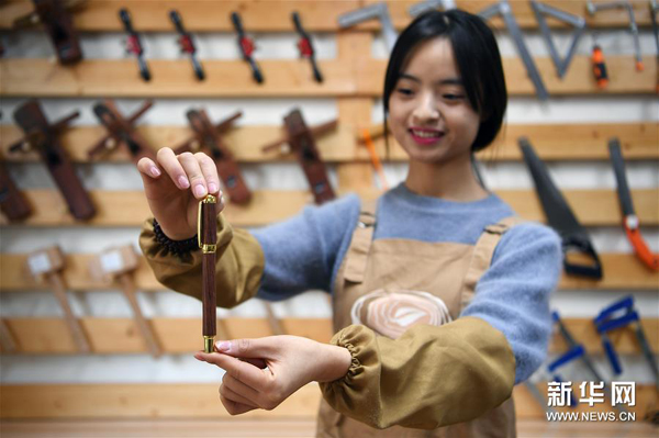 Seorang Gadis Berwirausaha Menjadi Tukang Kayu