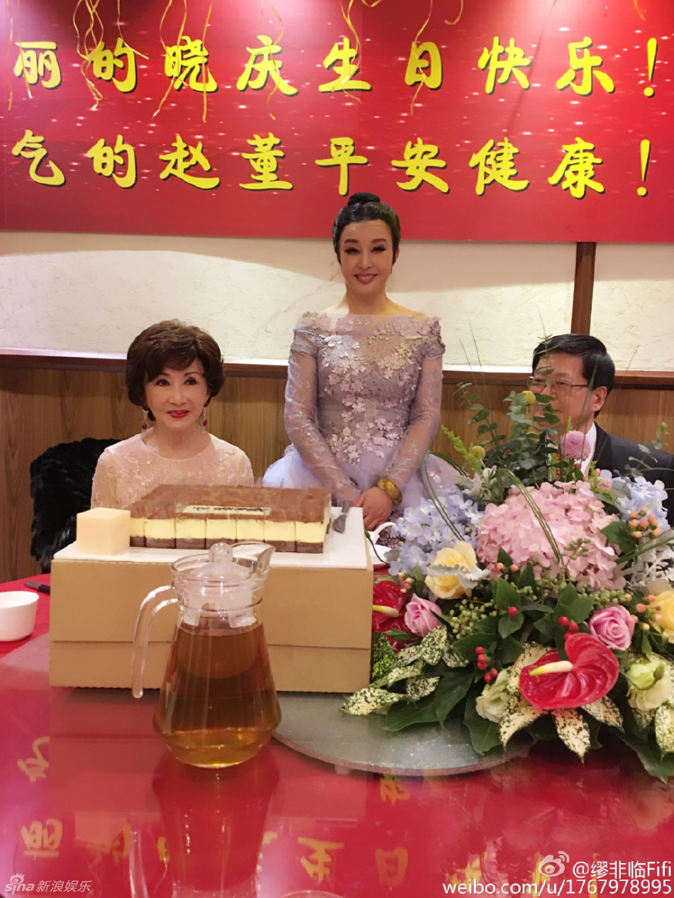 刘晓庆61岁生日聚会 老公不在朋友作陪(组图) 
