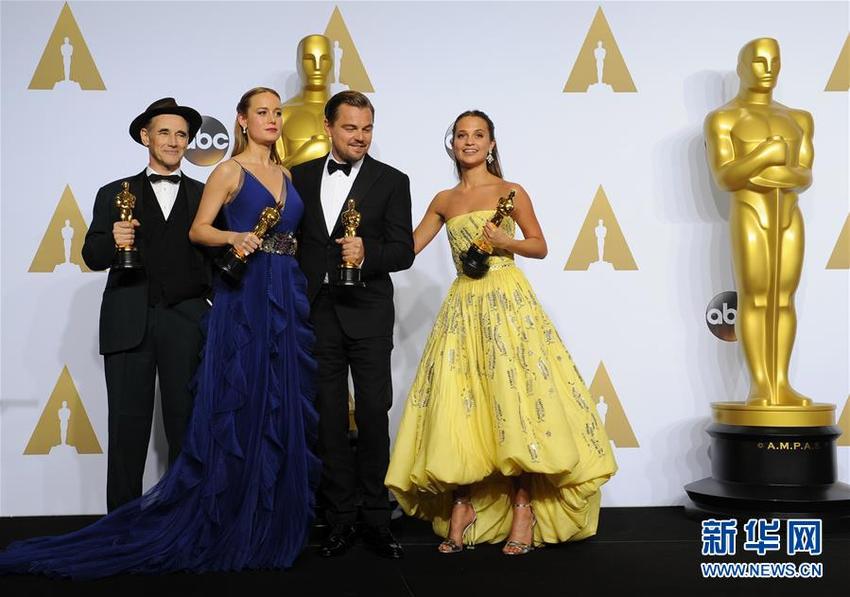 Leonardo DiCaprio menang Oscar Leonardo DiCaprio menang Oscar