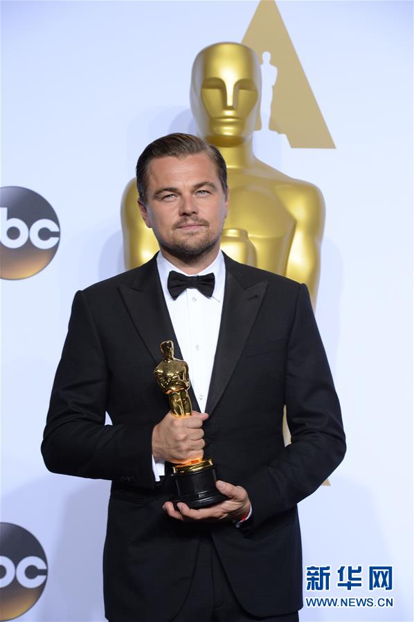 Leonardo DiCaprio menang Oscar Leonardo DiCaprio menang Oscar