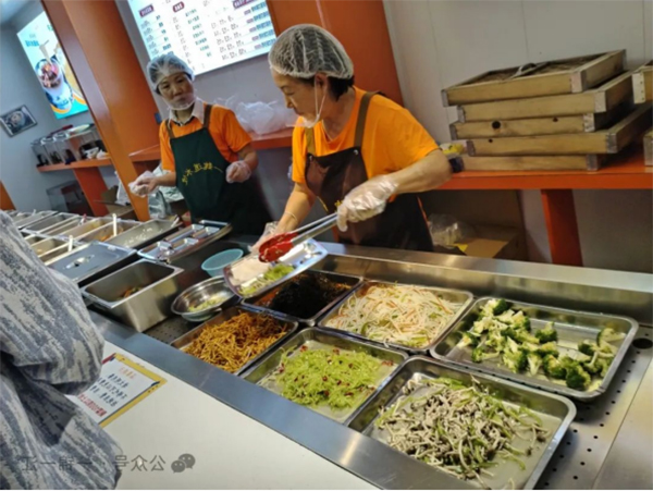 天府新区:共享食堂让更多老年人吃上家门口的热乎饭_fororder_未标题-2