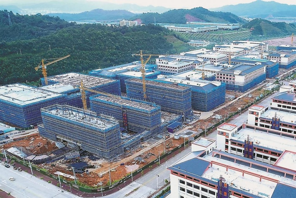 重点项目建设是构建新发展格局,发挥投资牵引作用的重要抓手。作为省重点建设项目的南平市武夷新区高新技术创业园四期,总投资约10亿元,占地225亩。目前,总共12栋厂房已全面封顶,部分楼栋完成落架,正在进行室内装修。今年初以来,武夷新区通过成立招商服务专班,持续优化营商环境,高质量推进项目建设。图为近日航拍的建设项目施工现场。_fororder_8f1b0fdb-8e6f-49ae-ab9c-c99ffcee6c54