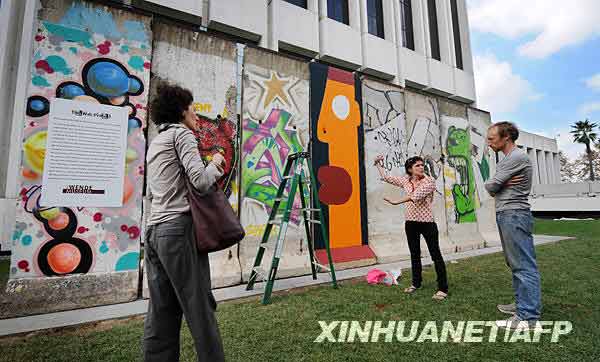 Sebagian Bekas Tembok Berlin Dipamerkan di Los Angeles Sebagian Bekas Tembok Berlin Dipamerkan di Los Angeles