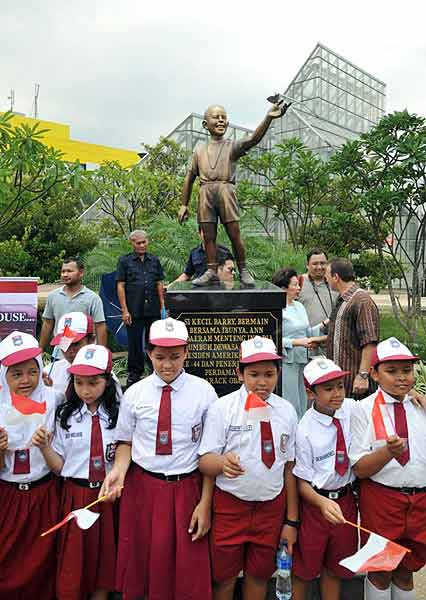 Patung Obama Ditegakkan di Jakarta Patung Obama Ditegakkan di Jakarta