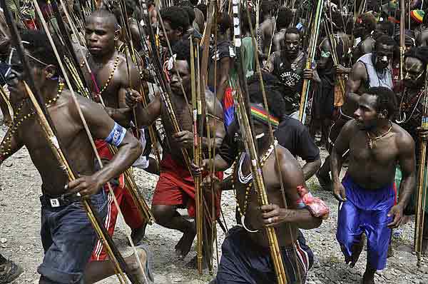 Dua Suku di Papua Berlaga Dengan Senjata Primitif