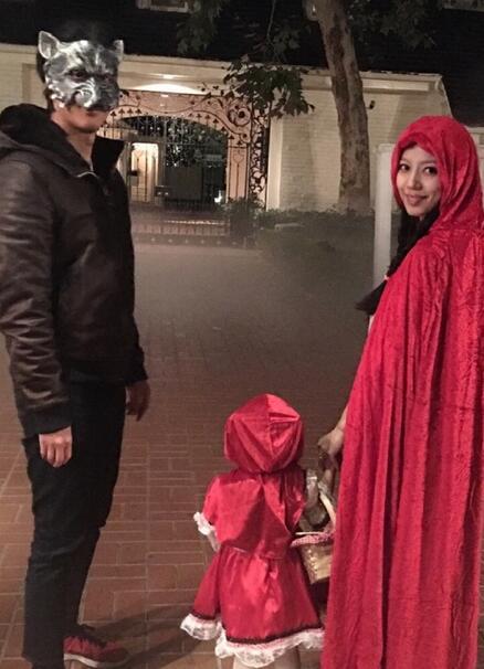 Wang wife Halloween dress up as little red riding hood The family go out to sugar