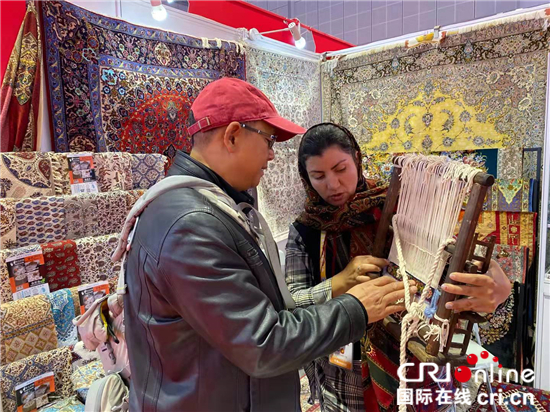 图片默认标题_fororder_扎哈拉向顾客介绍伊朗手织地毯工艺