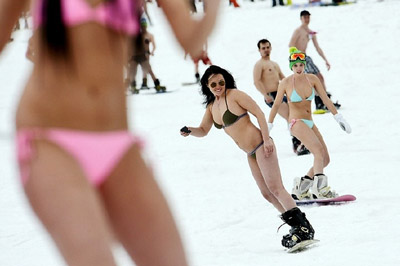 Gadis Rusia yang Bermain Ski dengan "Bikini"