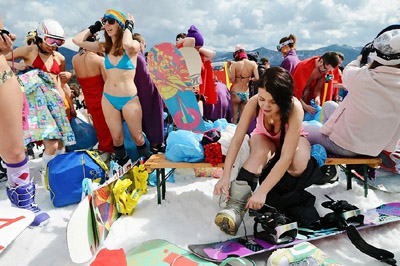 Gadis Rusia yang Bermain Ski dengan "Bikini"