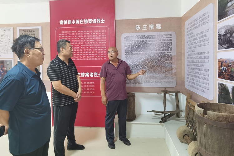 保定徐水:干群绘和美 山村气象新_fororder_张永林(右一)讲述村庄红色历史。刘柯旋 摄