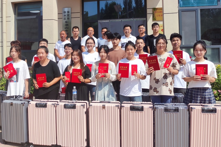 保定徐水:干群绘和美 山村气象新_fororder_南陈庄村每年表彰奖励考入高校的学子。刘柯旋 摄