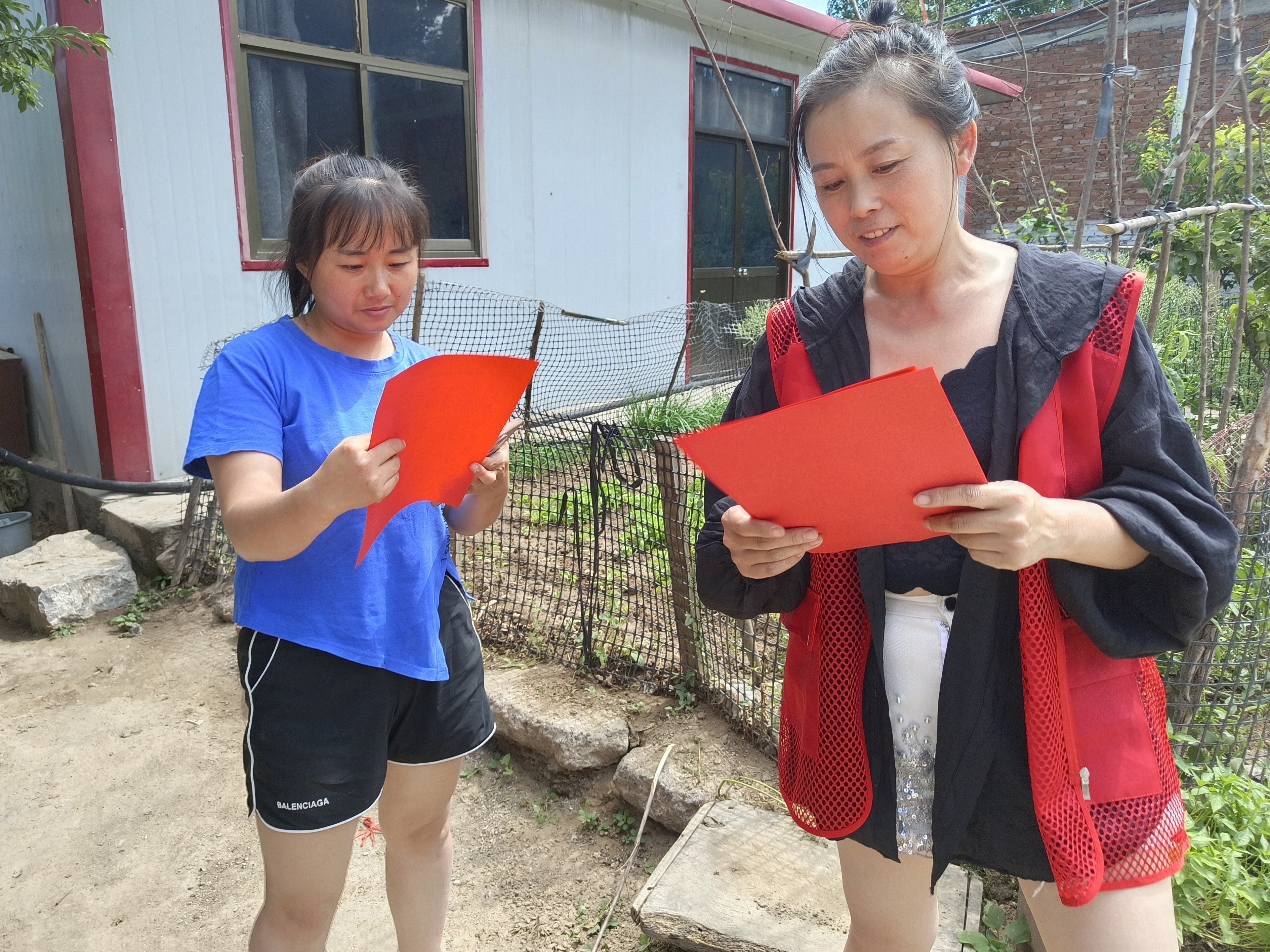 河北唐县:文明实践助力移风易俗_fororder_工作人员入户宣传移风易俗的意义