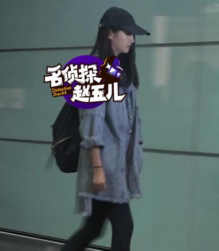 关晓彤机场亲亲送福利 活泼蹦跳超亲民