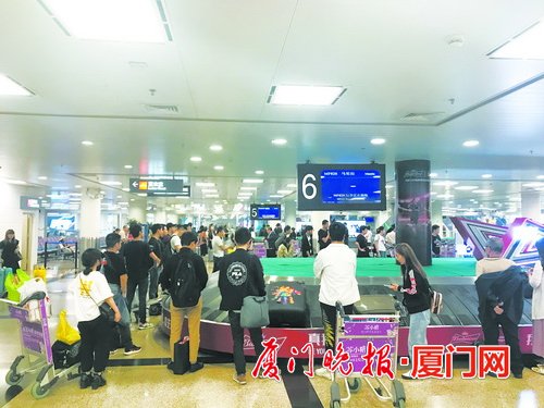 【要闻】【厦门】【移动版】【Chinanews带图】厦门机场试点“先期机检” 进境旅客下机就能走