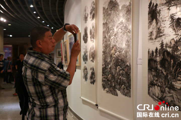 图片默认标题_fororder_观展2(摄影-何小米)