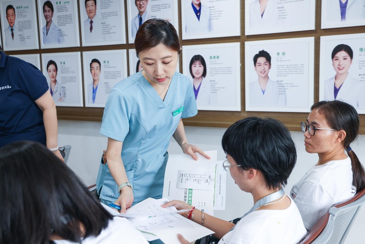 心中有愛 眼里有光！第8屆茗視光眼科助鄉(xiāng)村女教師摘鏡公益活動在京啟動_fororder_女教師在茗視光眼科進(jìn)行充分的術(shù)前溝通