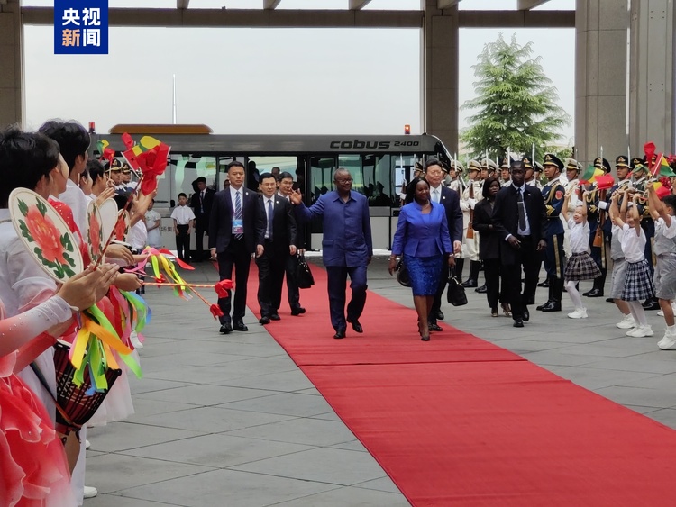 几内亚比绍总统恩巴洛乘机抵达北京 出席中非合作论坛峰会