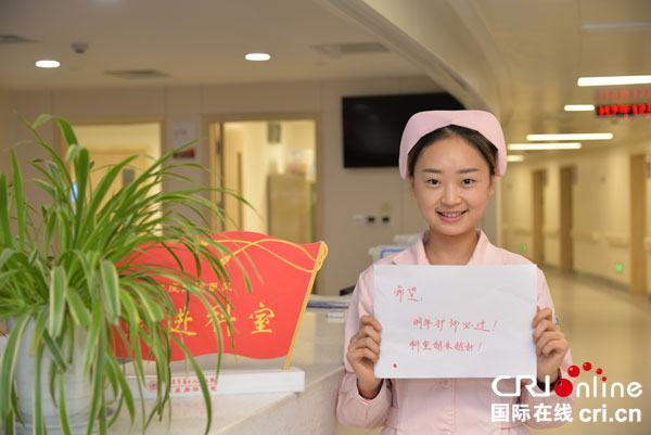 图片默认标题_fororder_护士的心愿-护师考试要过--李庄同济医院护士马凤林在节日说出自己的心愿（摄影王铁松）