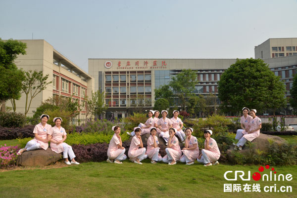 图片默认标题_fororder_5.4青年节要来了，李庄同济医院心血管内科的护士们一起合影-（摄影-王铁松）