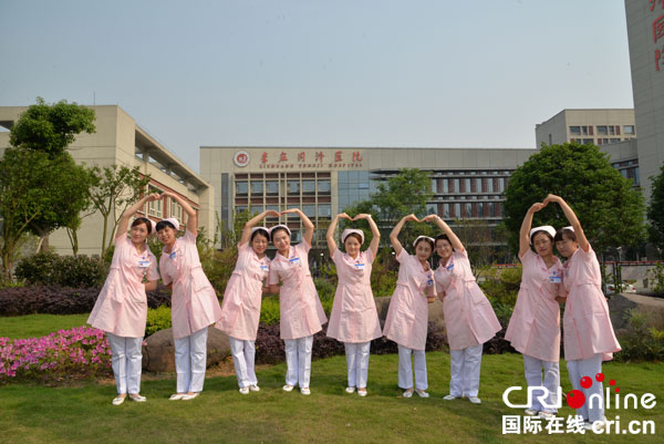 图片默认标题_fororder_我们的爱心.--心血管内科护士在节日来到之际合影-以庆祝5.4青年节（摄影王铁松）
