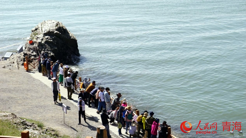 青海:“高原蓝宝石”游人如织享湖光盛宴 青海:“高原蓝宝石”游人如织享湖光盛宴