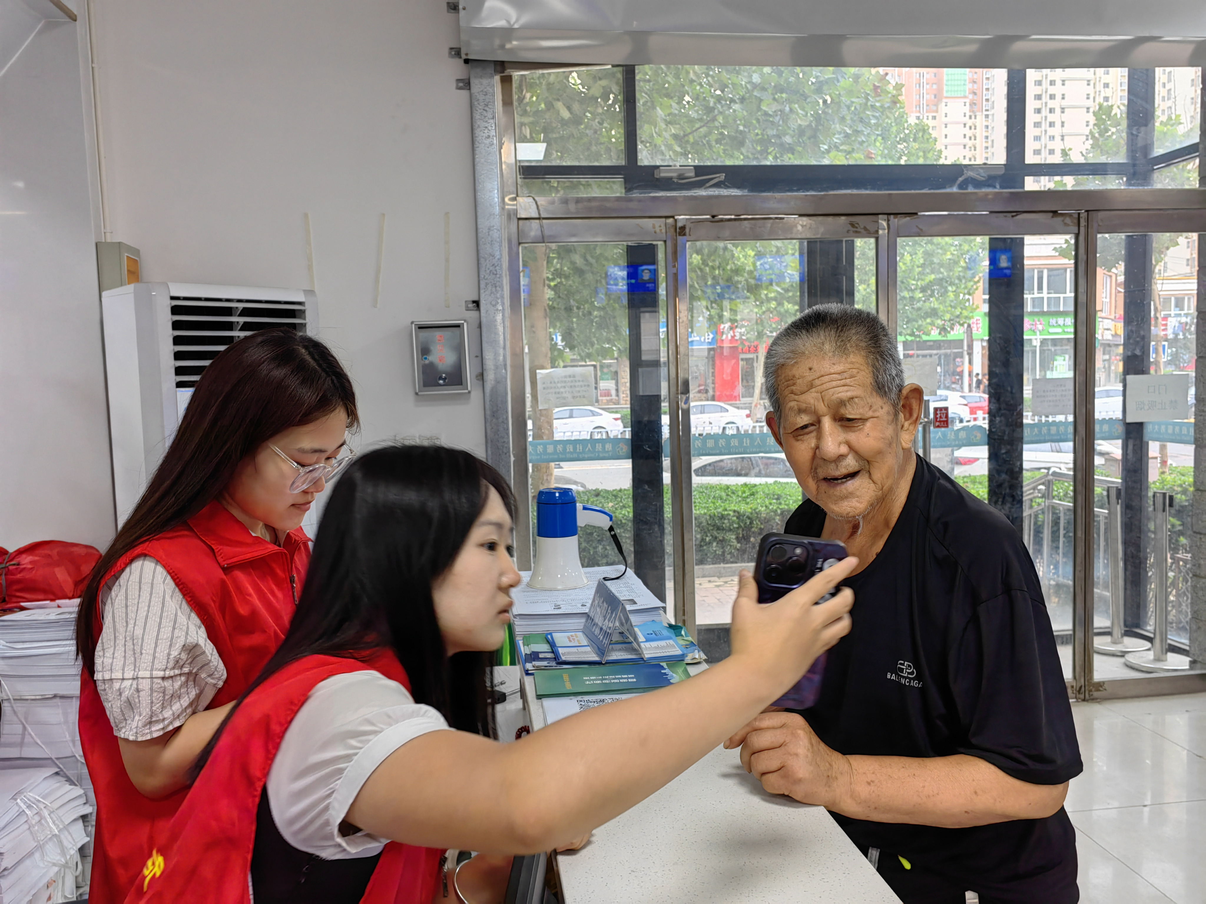 河北唐县:“三通快递”跑出人社“加速度”_fororder_工作人员帮助群众进行资格认证 (3)