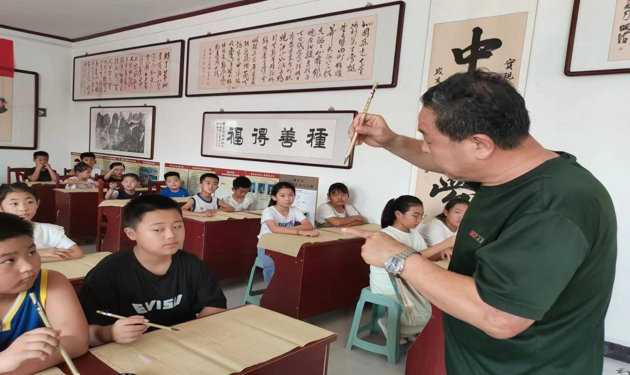 河北海兴:“书法公益课堂”成为暑期“充电站”_fororder_图片 2