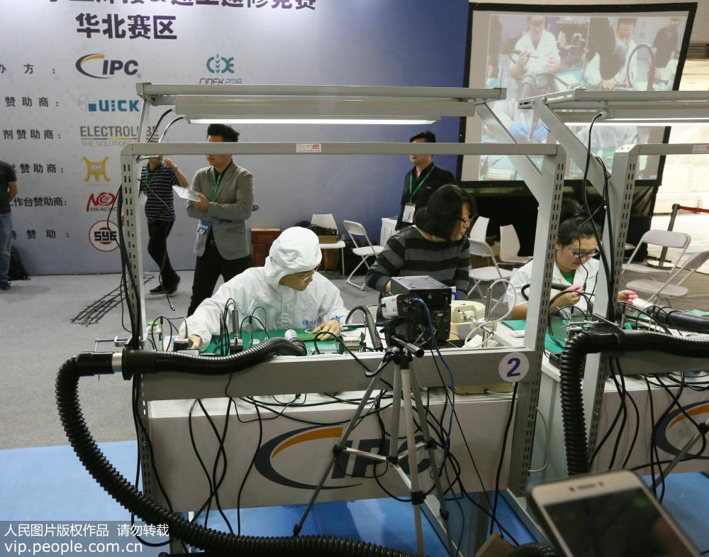 北京:第十一届中国国际国防电子展览会开幕