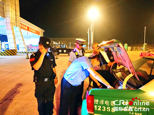 图片默认标题_fororder_民警检查过往车辆-(2)