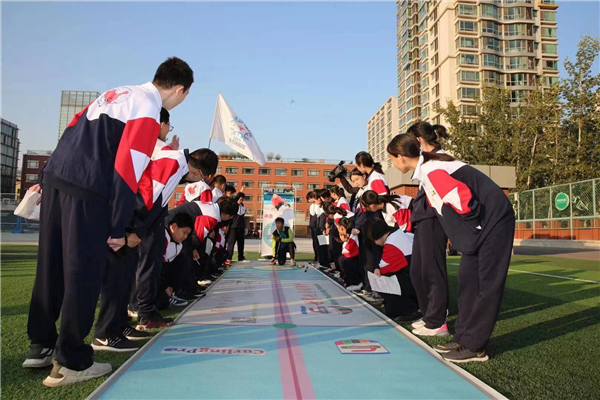 图片默认标题_fororder_学生观摩冰壶运动 供图 北京第五十五中学