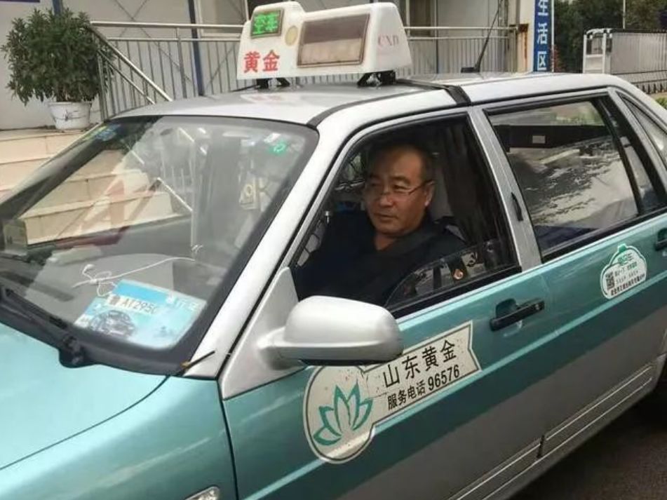 【人民日报】“我刚吃了32片安眠药，还要去买…”女乘客一句话，