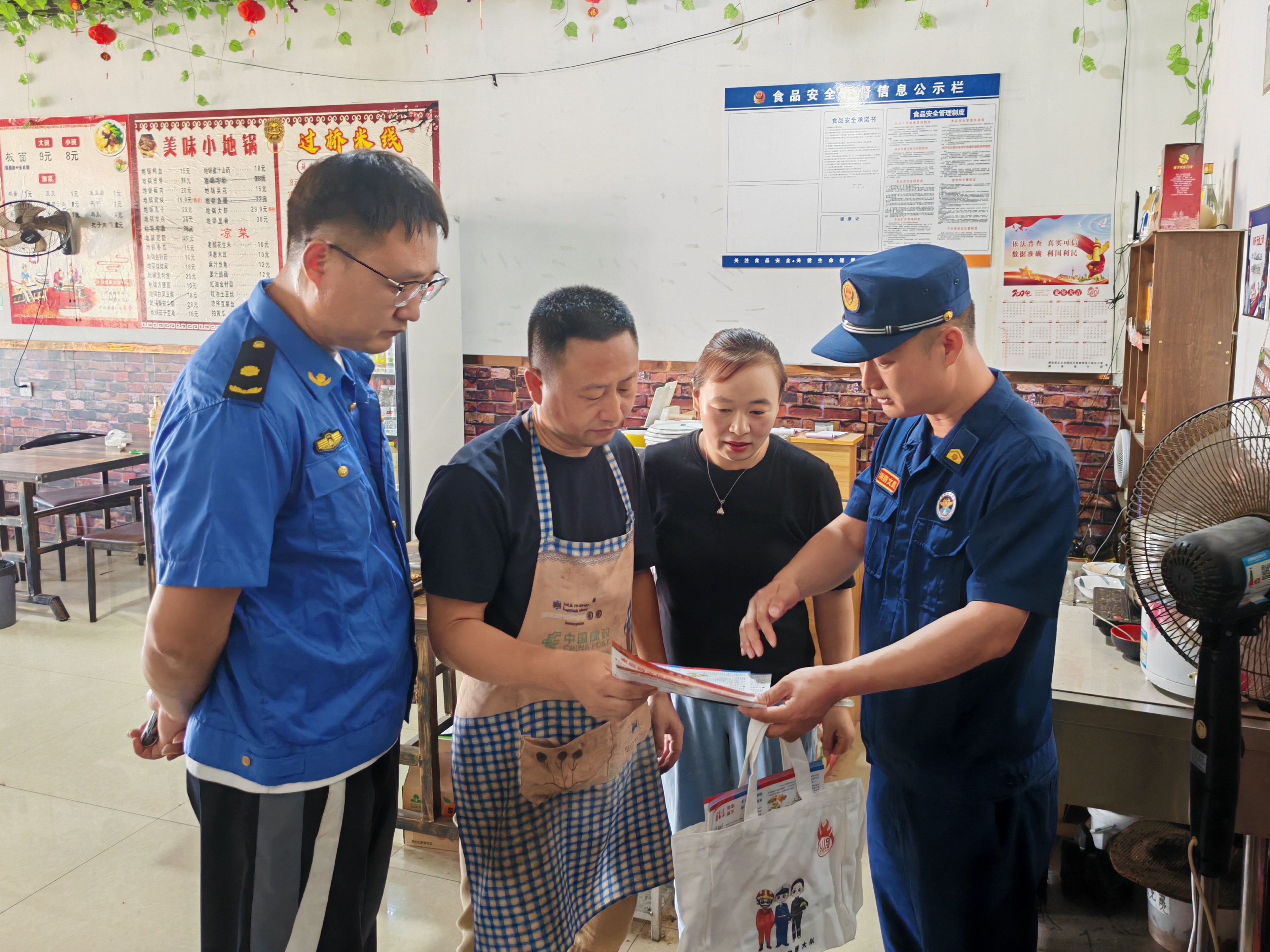 河北唐县:拧紧安全阀 守护幸福家_fororder_工作人员向商户发放燃气安全明白纸