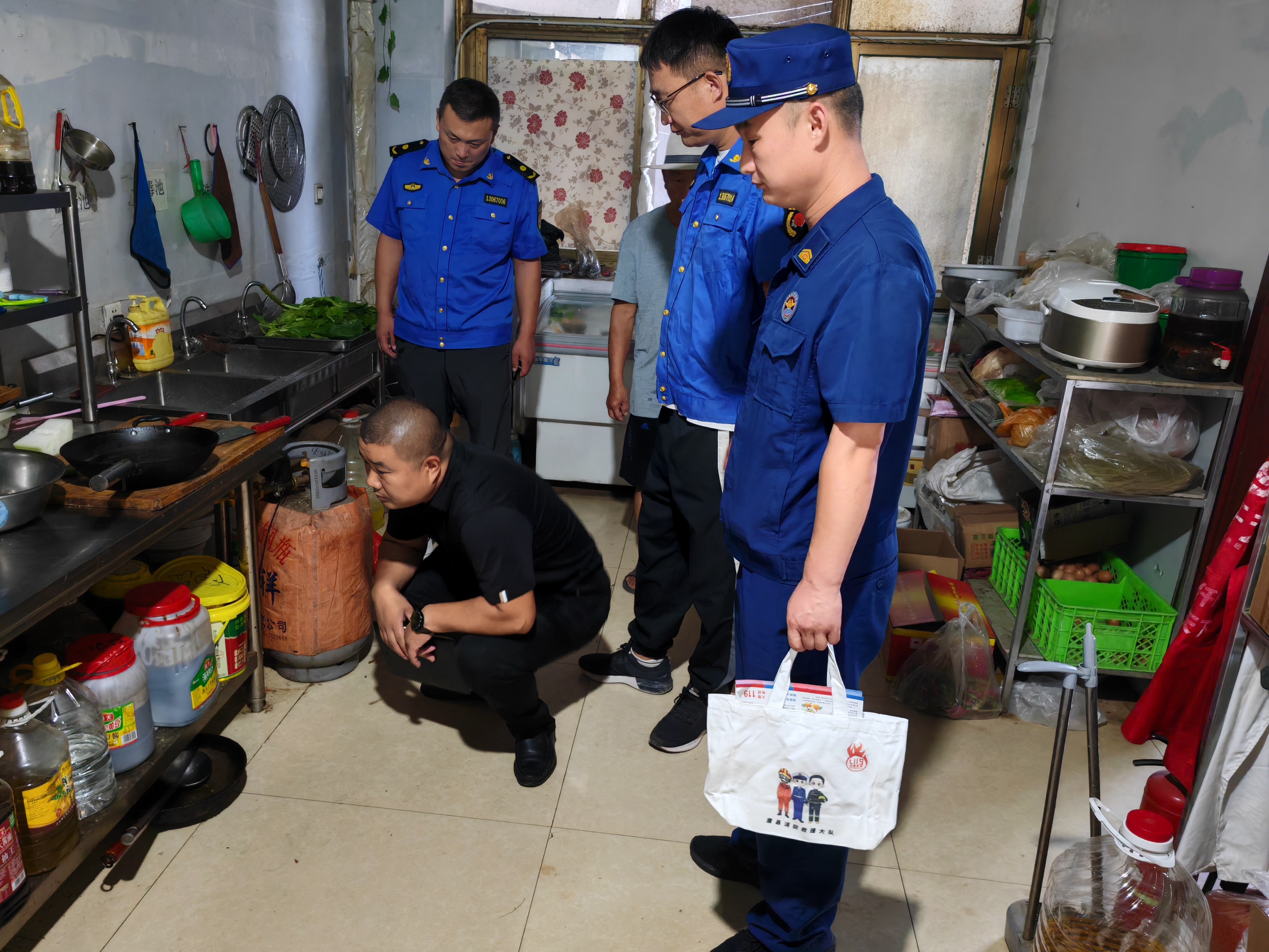 河北唐县:拧紧安全阀 守护幸福家_fororder_工作人员检查辖区餐饮企业的液化气瓶情况