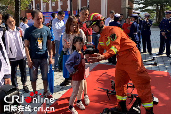 图片默认标题_fororder_图片说明：消防救援人员向市民展示消防救援设备（摄影：林丽丽）