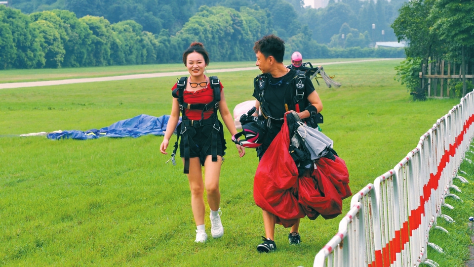 (转载)文娱旅游助力城市“出圈” 暑期成都消费市场持续“热辣滚烫”