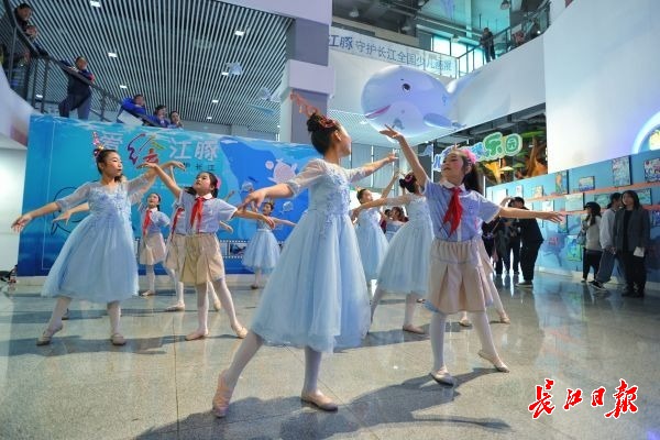 “爱绘江豚守护长江”全国青少年画展在黄石开幕