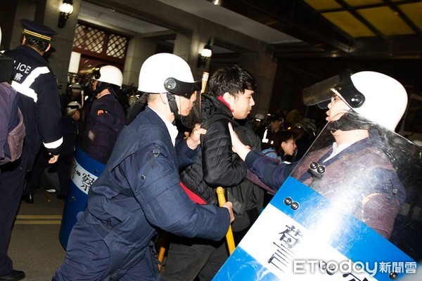 不满“太阳花”案判决 台湾退休警察将赴“行政院”抗议