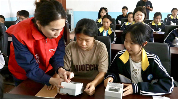 国网阜新供电公司:“红马甲”助力开学季 “满格电”护航新学期_fororder_微信图片_20240919094729