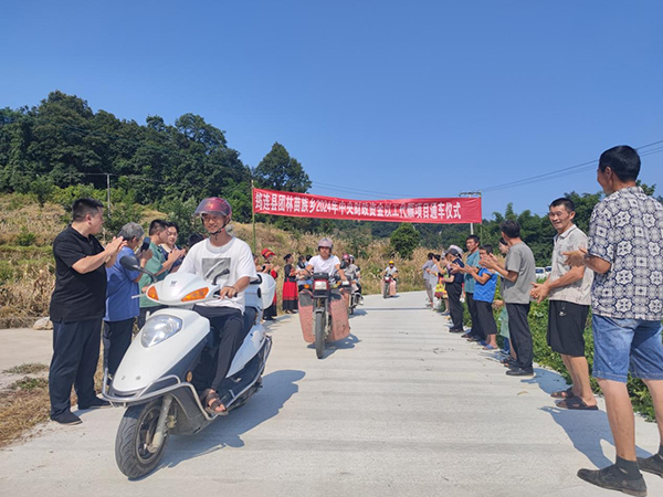 宜宾筠连:以工代赈 铺就苗乡“幸福路”_fororder_通车现场-供图-筠连县委宣传部