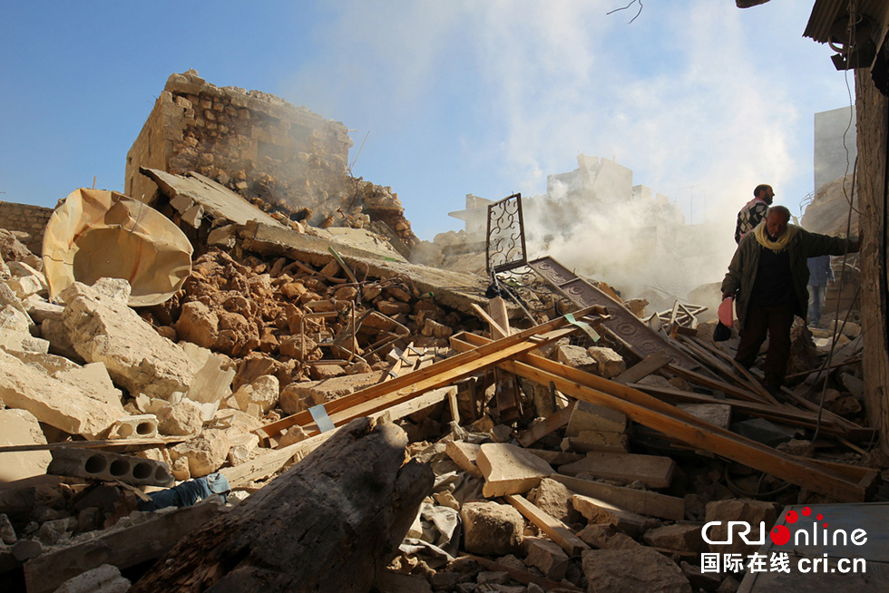 叙利亚反对派控制区遭空袭 建筑倒塌废墟一片