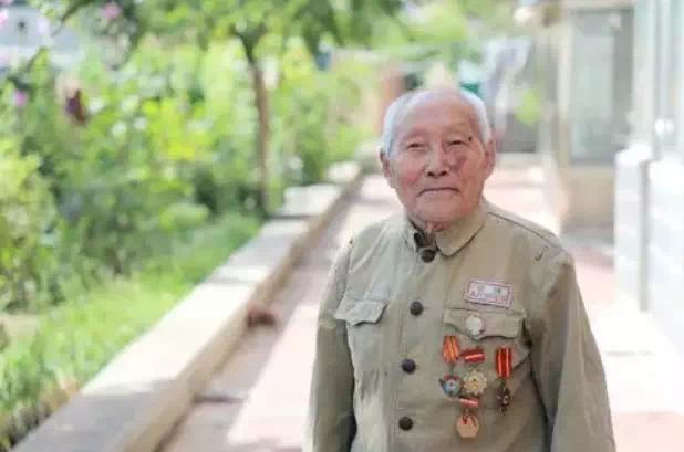 「人民日报」战斗7天6夜，全连最后只剩3人……这段往事他藏了65